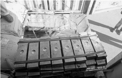 “扒車黨”要錢不要命 高速公路上“飛車扒貨”